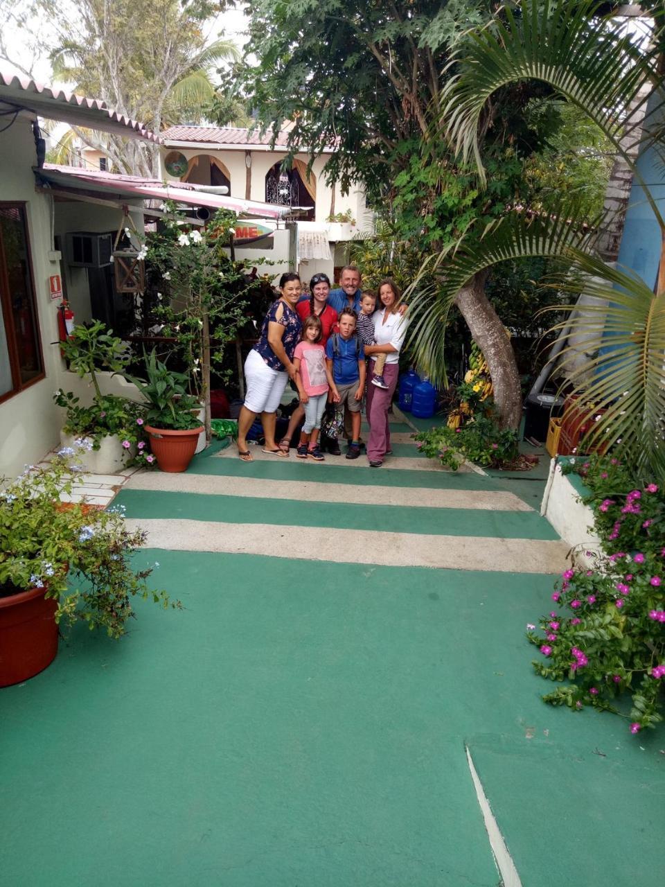 Nelyza'S Suites & Adventure Puerto Ayora  Eksteriør bilde